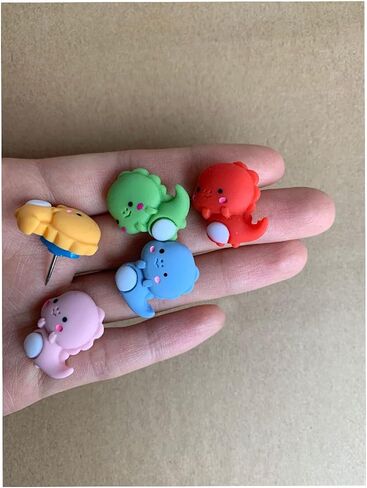 Duolai 40 قطعة كرتونية لطيفة على شكل ديناصور صغير مزخرف بدبابيس تثبيت على شكل حيوانات للوحة بيضاء ولوحة جدارية للصور ولوحة إعلانات للوازم المكتبية in Kuwait