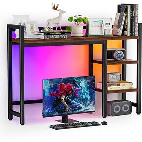 كوخ مكتب مع أضواء RGB ملونة، رف علوي للمكتب من 4 طبقات لشاشة كمبيوتر بحد أقصى 28 بوصة، رف منظم مكتب لعرض تخزين مرتب، رف كتب سطح المكتب للمنزل والمكتب والنوم وطاولة الألعاب والمطبخ