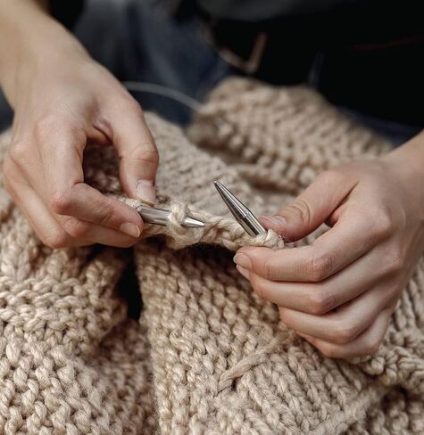إبر الحياكة الدائرية من Knitter's Pride مقاس 32 بوصة (80 سم) US 1.5 (2.50 مم) من الفولاذ المقاوم للصدأ، مدببة للغاية، لمسة نهائية ناعمة، جميع مستويات المهارة، مع 10 علامات غرز ملونة in Saudi Arabia