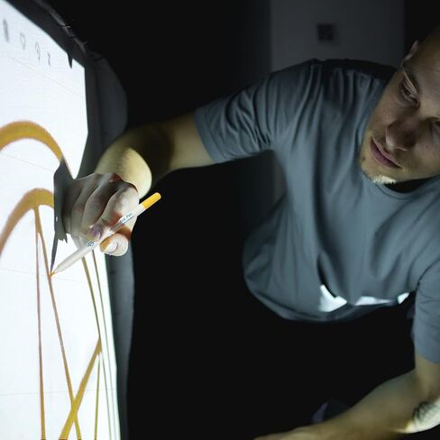 مجموعة صنع اللف من Pllieay، تتضمن جهاز عرض صغير مع حامل ثلاثي القوائم وصينية، وقماش اللف مع أقلام تحديد، وجهاز عرض محمول 1080 بكسل للتلمع، متوافق مع TF، USB، الكمبيوتر المحمول، Ios وهواتف Android in Kuwait