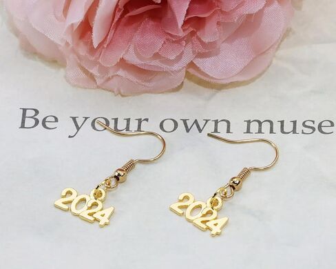 Shapenty Mini 2024 Charms Metal Year Signet 2024 DIY قلادة سحر إكسسوارات بالجملة لسوار قلادة حلق سلسلة مفاتيح صناعة المجوهرات ديكور حفلات التخرج عيد الميلاد، 40 قطعة in Kuwait