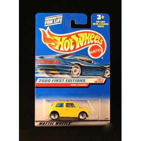 Mattel Hot Wheels 2000 First Editions Series 1:64 سيارة معدنية مصبوبة بمقياس 1:64 رقم 30 من 36: أصفر كوبيه ميني كوبر مع لوحة شطرنج على السطح (رقم المجمع 90)