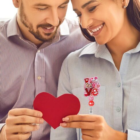 حامل شارة عيد الحب قابل للسحب - بكرة شارة هوية على شكل قلب وردي مع مشبك تمساح هدية للممرضات، بكرات شارة اسم لامعة من الأكريليك مناسبة لمعلمي المدارس in Saudi Arabia