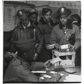 صور لا حصر لها الصورة: مجموعة الطيارين 332 من توسكيجي تم منحها ''''مجموعات الهروب'''' الحجم: 8 × 10 (تقريبًا) in Kuwait