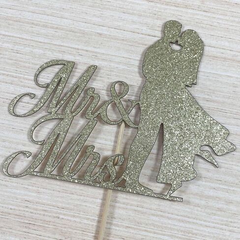 طبقة علوية للكيك لامعة باللون الذهبي من Mr & Mrs، لذكرى الزفاف/الخطوبة/حفلات الزفاف، مستلزمات تزيين خلفية للصور in Saudi Arabia