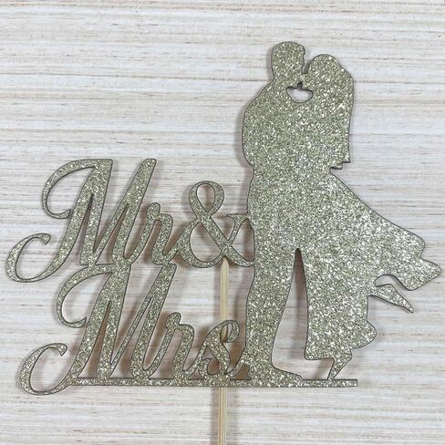 طبقة علوية للكيك لامعة باللون الذهبي من Mr & Mrs، لذكرى الزفاف/الخطوبة/حفلات الزفاف، مستلزمات تزيين خلفية للصور in Saudi Arabia