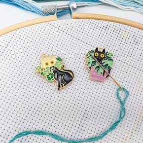 2pcs Needle Minder for Cross Stitch, Black Cat Needlepoint Magnets Needle Keepers for Sewing Embroidery Cross Stitch and Needlework Accessories, Enamel and Magnetic Needle Nanny.