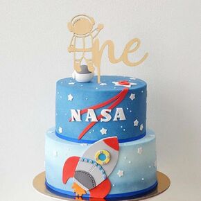 Astronaut One Cake Topper，Natural Wood Cake Topper，Space Theme Cake Topper，Astronaut Outer Space Birthday Cake Decoration，Baby Shower/Gender Reveal Party/Baby Party Photo Booth Props。