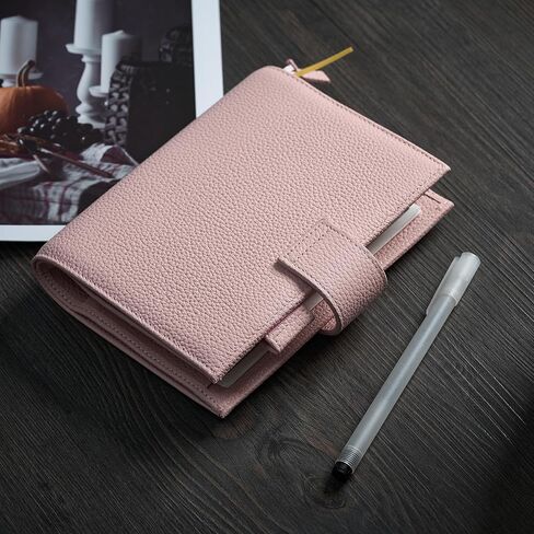 غطاء مخطط جلدي مقاس A6 لـ Hobonichi وStalology وMidori Hibino وLeuchtturm1917 والمزيد - مع حلقة قلم وفتحات للبطاقات وجيب خلفي وإشارات مرجعية (وردي) in Saudi Arabia