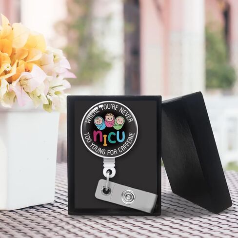 قابلة للسحب حيث لا تكون صغيرًا جدًا على بكرة شارة الكافيين مع مشبك التمساح، هدية حامل شارة الأطفال المضحكة للأطباء والممرضات RN EN L&D OB Labor Delivery NICU Nurse in Kuwait