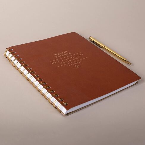 مخطط أسبوعي غير مؤرخ من Fringe Studio "STANDARD COGNAC"، مقاس 7 بوصة × 8.375 بوصة، غطاء جلد نباتي، 160 صفحة، مجموعة الإصدار المميز (878003) in Kuwait