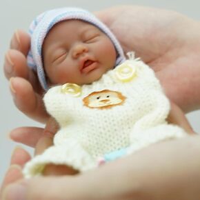 Miaio Reborn Baby Doll Boy 7 بوصة سيليكون دمية صغيرة واقعية دمى الأطفال حديثي الولادة سيليكون كامل الجسم لتخفيف التوتر للبالغين مصنوعة يدويًا مع ملحقات التغذية والاستحمام