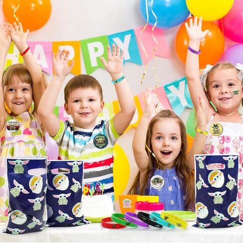 98 قطعة من لوازم حفلات أعياد الميلاد، مجموعة هدايا عيد ميلاد الطفل تتضمن 12 سوارًا و12 دبوس زر و12 سلسلة مفاتيح و12 حقيبة هدايا و50 ملصقًا in Kuwait