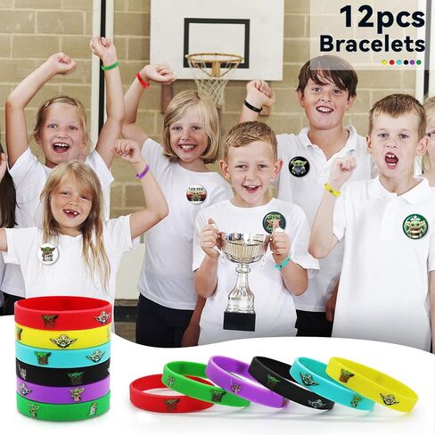 98 قطعة من لوازم حفلات أعياد الميلاد، مجموعة هدايا عيد ميلاد الطفل تتضمن 12 سوارًا و12 دبوس زر و12 سلسلة مفاتيح و12 حقيبة هدايا و50 ملصقًا in Kuwait