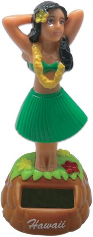 دمية هولا على لوحة القيادة تتظاهر بالطاقة الشمسية in Kuwait