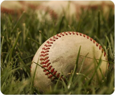 لوحة ماوس للألعاب البيسبول في العشب على الملعب لوحة ماوس مطاطية غير قابلة للانزلاق لأجهزة الكمبيوتر والكمبيوتر المحمول والمكتب والمنزل لوحة ماوس مخصصة مستطيلة مقاس 9.5 بوصة × 7.9 بوصة in Kuwait