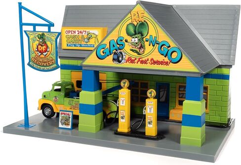 جراج رات فينك بمقياس 1:48 من أوتو وورلد مع مجموعة شاحنة سحب بمقياس 1:32 in Kuwait