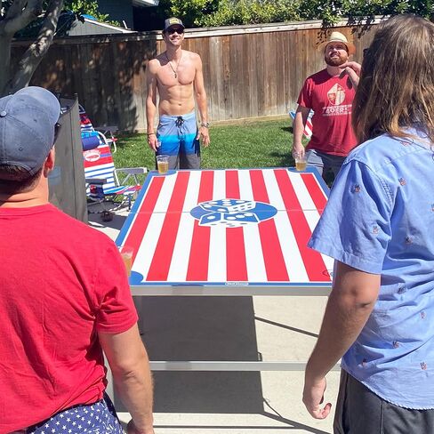 طاولة قوالب البيرة بحجم تنظيم GoPong 8 أقدام × 4 أقدام مع 50 نرد - تصميم مستوحى من العلم الأمريكي in Kuwait
