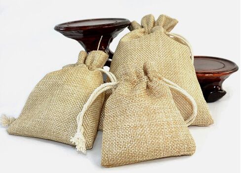 Amariver 24 Pcs Christmas Burlap Bags Christmas Drawstring Gift Bags Reusable Linen Pouches Christmas Treat Bags Small Christmas Gift Bags for Holiday Birthday New Year Parties Favor Gift Candy Bags in Kuwait
