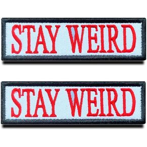 قطعتان من رقعة Stay Weird Funny المطرزة بالحديد على الخياطة على شارة راكبي الدراجات النارية وشعار رقعة لسترة جان وبنطلون ومعطف وخوذة وحقائب تي شيرت وقبعات وحقائب الظهر والأحذية والملابس والمزيد