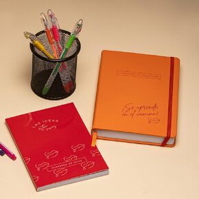 Inspírate por Sheldry Saez Cuadernos para Organizarte: Set incluye el Cuadernos de Ideas y El Cuaderno de Reuniones.