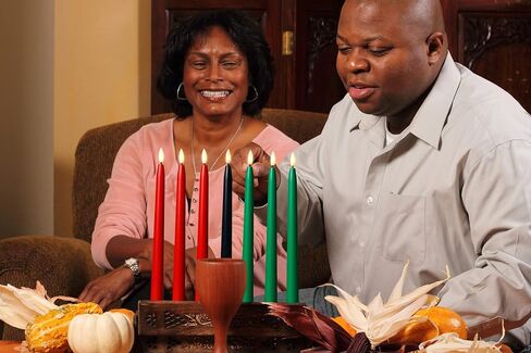 Kwanzaa Kinara Candle Holder Set with Flameless Battery Powered Electric Candles, Flameless Kwanzaa Candles - Set of 7 Tapers (Battery Operated) Mishumaa Saba, Realistic 3D Flames, Remote Control in Saudi Arabia