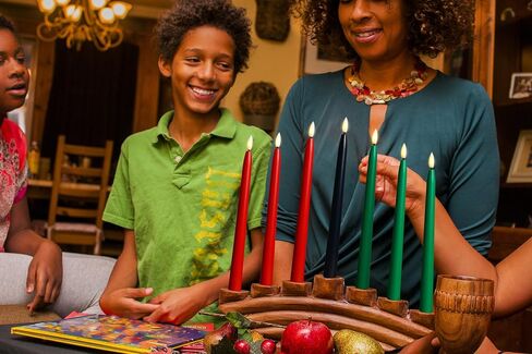 Kwanzaa Kinara Candle Holder Set with Flameless Battery Powered Electric Candles, Flameless Kwanzaa Candles - Set of 7 Tapers (Battery Operated) Mishumaa Saba, Realistic 3D Flames, Remote Control in Saudi Arabia