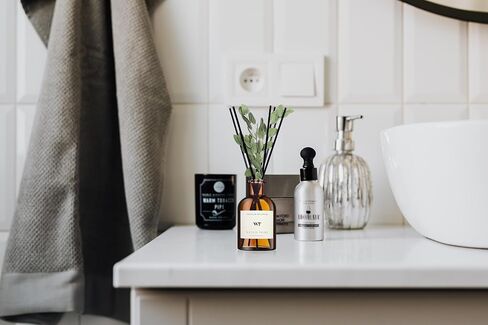 WEALD TRIBE Flower Reed Diffuser Set Eucalyptus & Lavender Scent For Bathroom Accessories Shelf Decor & Air Fresheners, Sticks Defusers With 4.0 fl oz Essential Oils, House Bedroom Office Decor & Gift in Saudi Arabia