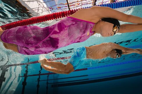بدلة سباق Powerskin Carbon Glide Kneeskin مفتوحة الظهر للنساء من ARENA in Saudi Arabia