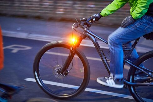 ضوء جانبي للدراجة من برايتسايد. ضوء جانبي ساطع وعنبر وقابل لإعادة الشحن لراكبي الدراجات على الطرق. ابقِ مرئيًا من جوانب دراجتك، بطارية تدوم 36 ساعة، ضوء دراجة 2.3 أونصة. in Kuwait