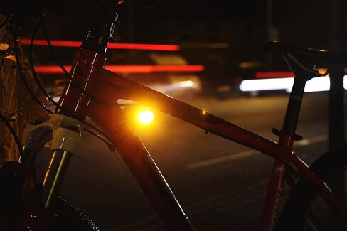 ضوء جانبي للدراجة من برايتسايد. ضوء جانبي ساطع وعنبر وقابل لإعادة الشحن لراكبي الدراجات على الطرق. ابقِ مرئيًا من جوانب دراجتك، بطارية تدوم 36 ساعة، ضوء دراجة 2.3 أونصة. in Kuwait