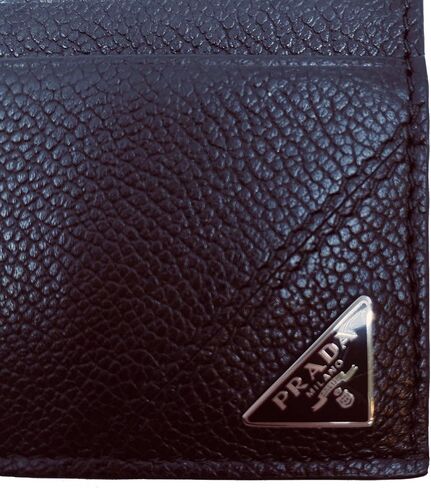 حامل بطاقات جلد Vitello Grain باللون الأسود للرجال من Prada in Kuwait