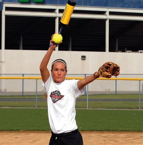 مدرب رمي الكرات اللينة Fastpitch Ultimate Xelerator وأداة الإحماء مع كرة داخلية من الجلد الفاخر مقاس 12 بوصة لتحسين الإمساك in Kuwait