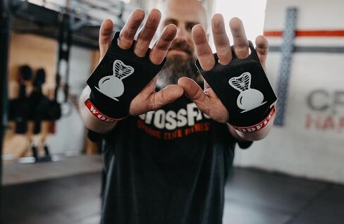 3 Hole Carbon Gym Hand Grips for Weightlifting, Pull Ups, Gymnastics, Wods with Wrist Straps, Crossfit Grips for Men and Women, Comfort and Support, Protection from Rips and Blisters in Saudi Arabia