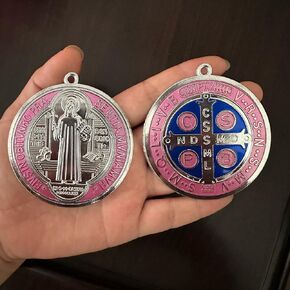 Bovemee 2PCS ST BENEDICT CROSS MEDAL 3 INCH VINTAGE BRASS TONE FINISH FOR WALL OR DESK DISPLAY/MEDALLA DE SAN BENITO (Golden&Silvery)