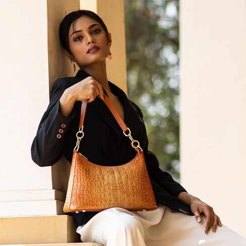 أنوشكا هوبو مع حزام سلسلة-707 in Kuwait