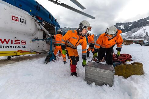 سترة المطر Hi Vis للرجال من Helly-Hansen Potsdam - ملابس عمل مقاومة للماء/الرياح مع غطاء رأس بحجم خوذة قابل للفصل، فئة ANSI 3 in Saudi Arabia