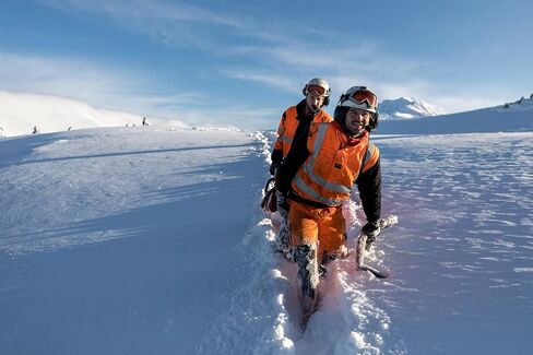 سترة المطر Hi Vis للرجال من Helly-Hansen Potsdam - ملابس عمل مقاومة للماء/الرياح مع غطاء رأس بحجم خوذة قابل للفصل، فئة ANSI 3 in Saudi Arabia