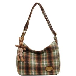 حقيبة كروس نسائية منقوشة من Hobo Purse مع إكسسوارات لطيفة، حقيبة قماش صوفي أنيقة للسيدات موضة 2024 in Kuwait