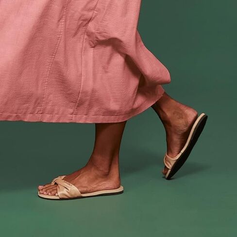 شبشب نسائي من Havaianas You St. Tropez Lush Flip Flops - صنادل أنيقة ومريحة ومتينة بحزام من الساتان للشاطئ والارتداء الكاجوال واليومي، تتضمن حقيبة مخملية، 7-8 in Saudi Arabia