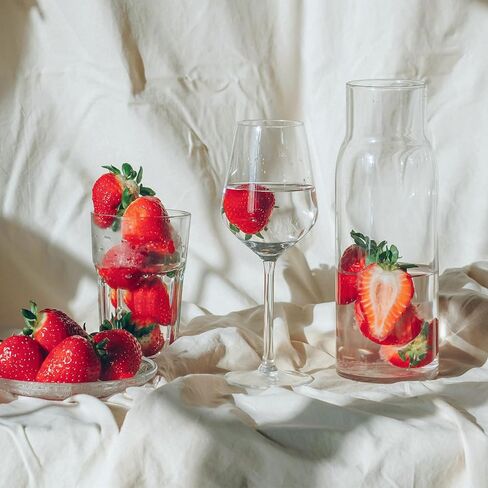 10 قطع من مكعبات الفراولة الاصطناعية، ديكورات نصف فراولة بلاستيكية مزيفة نابضة بالحياة لحفلات المطبخ المنزلي in Kuwait