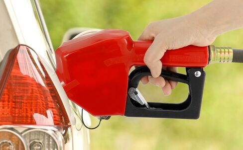 QWORK 3/4" NPT Automatic Shut-Off Fuel Nozzle, Portable Diesel Fuel Gasoline Kerosene Nozzle,Three Notch Hold Open Clip With Filter 13/16"Spout Max Flow Rate 16 GPM, Red in Saudi Arabia