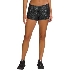 Lululemon Athletica Hotty Hot Short II 2.5 بوصة (مقاس 4، شعار مزدهر باللون الأسود قزحي الألوان/أسود) in Kuwait