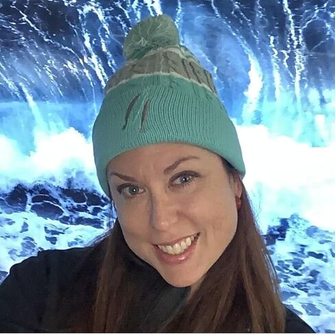 السمكة الثلاثة المختارة - قبعة صغيرة باللون الأزرق المخضر مع بوم بوم in Kuwait