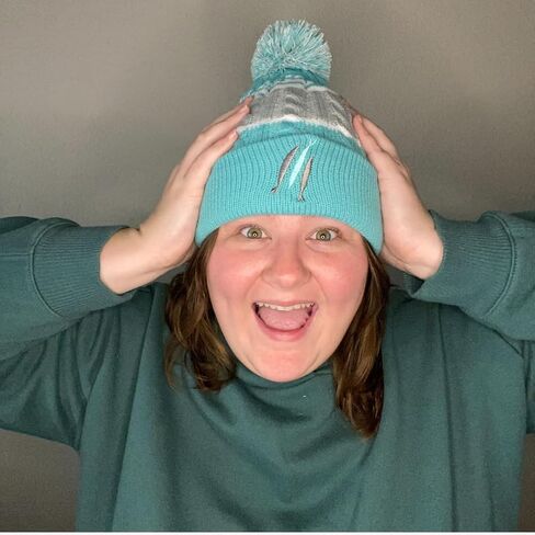 السمكة الثلاثة المختارة - قبعة صغيرة باللون الأزرق المخضر مع بوم بوم in Kuwait