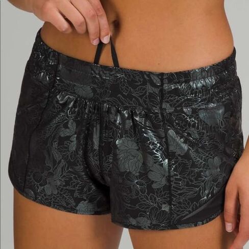 Lululemon Athletica Hotty Hot Short II 2.5 بوصة (مقاس 4، شعار مزدهر باللون الأسود قزحي الألوان/أسود) in Kuwait