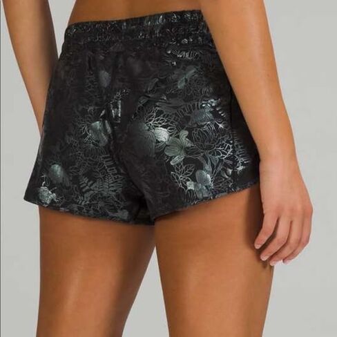 Lululemon Athletica Hotty Hot Short II 2.5 بوصة (مقاس 4، شعار مزدهر باللون الأسود قزحي الألوان/أسود) in Kuwait