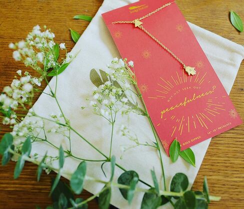 قلادة Lucky Feather Y "لماذا لا تبحث عن الهدوء؟" قلادة يد همسة مغموسة بالذهب عيار 14 قيراط in Kuwait