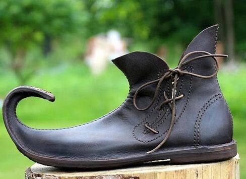 Medieval-Style Leather Poulaine Shoes with Pointed Toe in Saudi Arabia