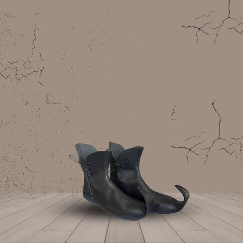 Medieval-Style Leather Poulaine Shoes with Pointed Toe in Saudi Arabia